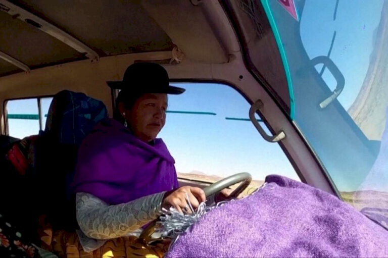 PerempuanBoliviamendobrak halangan di sektor transportasi