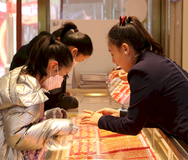 Emas adalah barang wajib bagi pembeli muda Tiongkok pada Festival Musim Semi ini