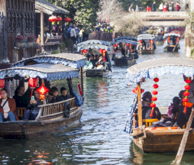 Tur perahu menawarkan pemandangan kota tua Huzhou yang indah