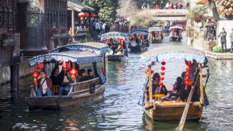 Tur perahu menawarkan pemandangan kota tua Huzhou yang indah