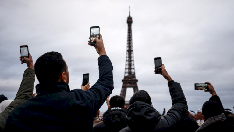 Wali kota Paris hadapi penolakan atas zona bebas mobil di Menara Eiffel