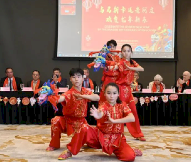 Konsulat Tiongkok di Chicago menyelenggarakan jamuan makan siang untuk merayakan Tahun Naga