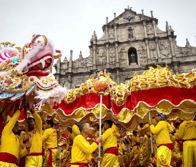 Naga emas menyambut Tahun Baru Cina dengan harapan baik