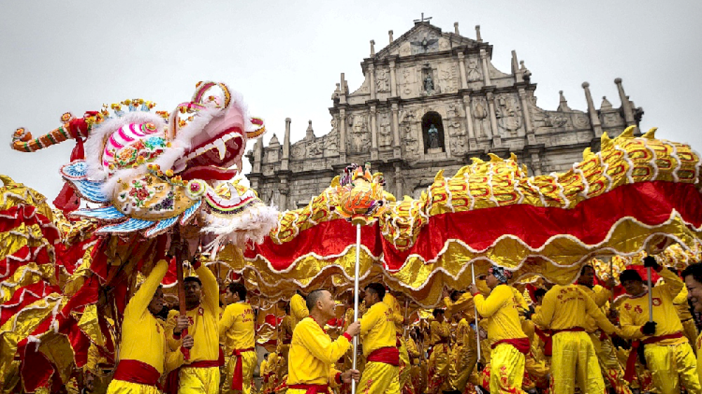 13858 naga emas menyambut tahun baru cina dengan harapan baik