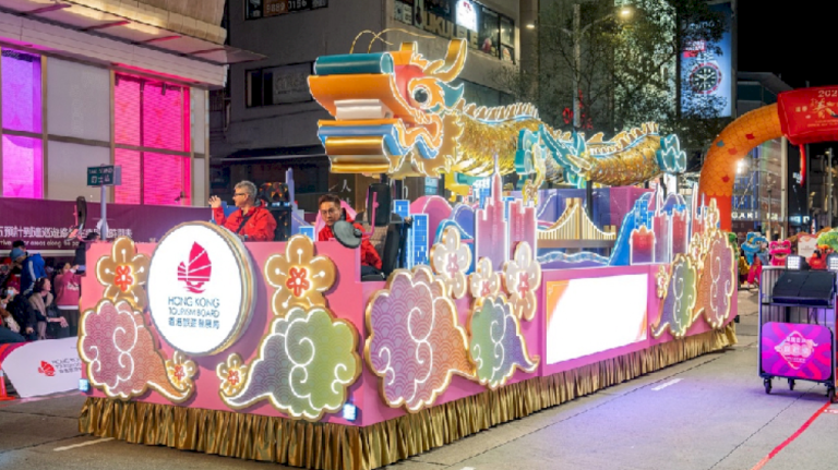 Parade kendaraan hias besar rayakan Tahun Naga di Hong Kong
