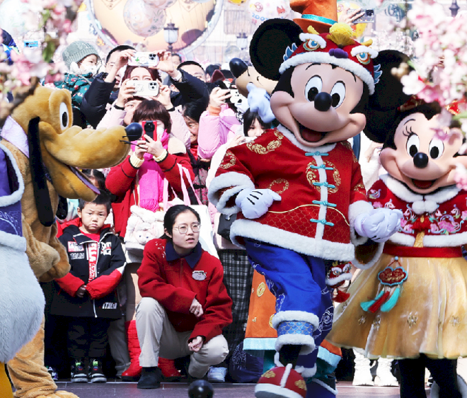 Karakter Disney merayakan Tahun Baru Imlek bersama pengunjung di Shanghai