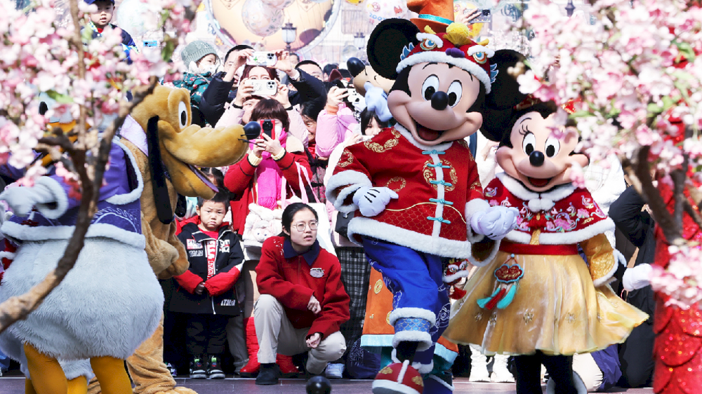 13914 karakter disney merayakan tahun baru imlek bersama pengunjung di shanghai