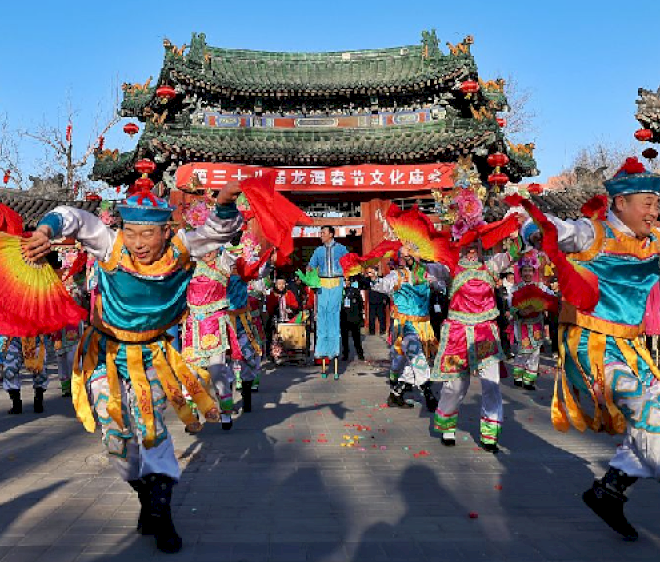 Pameran kuil tradisional menambah sentuhan warna pada Festival Musim Semi