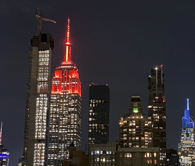 Gedung Empire State di New York City bersinar merah untuk merayakan Tahun Baru Imlek