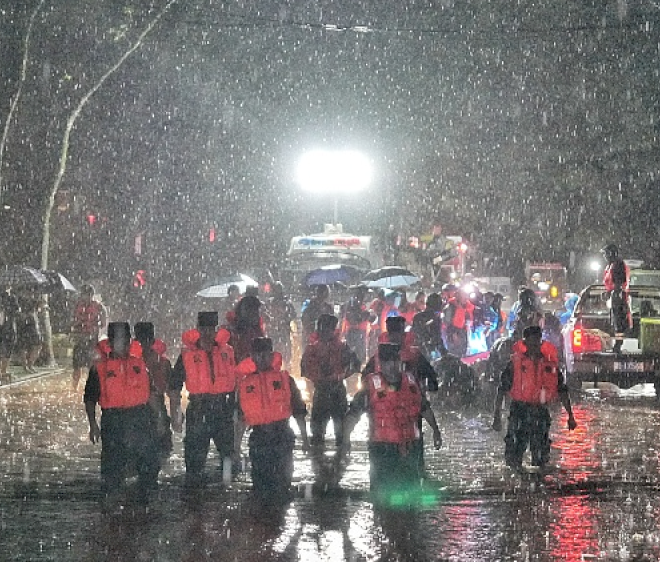 Presiden Xi Jinping memimpin pertemuan tentang pengendalian banjir dan upaya bantuan
