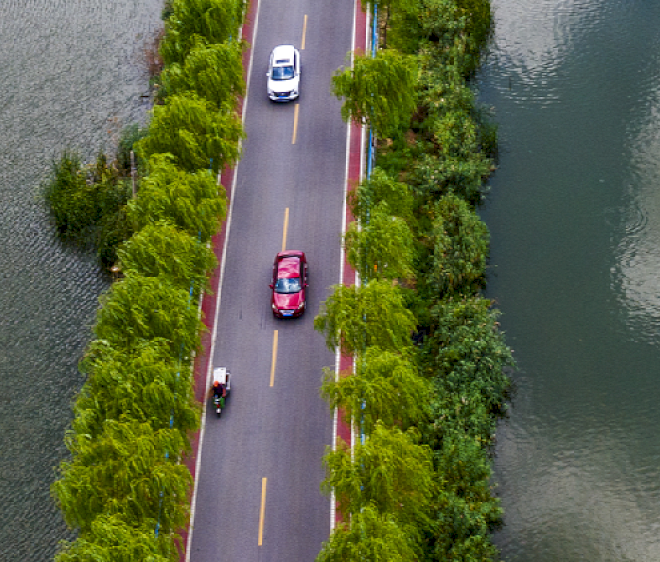 Air dan langit menyatu menjadi satu warna di sekitar jalan pedesaan di Anhui