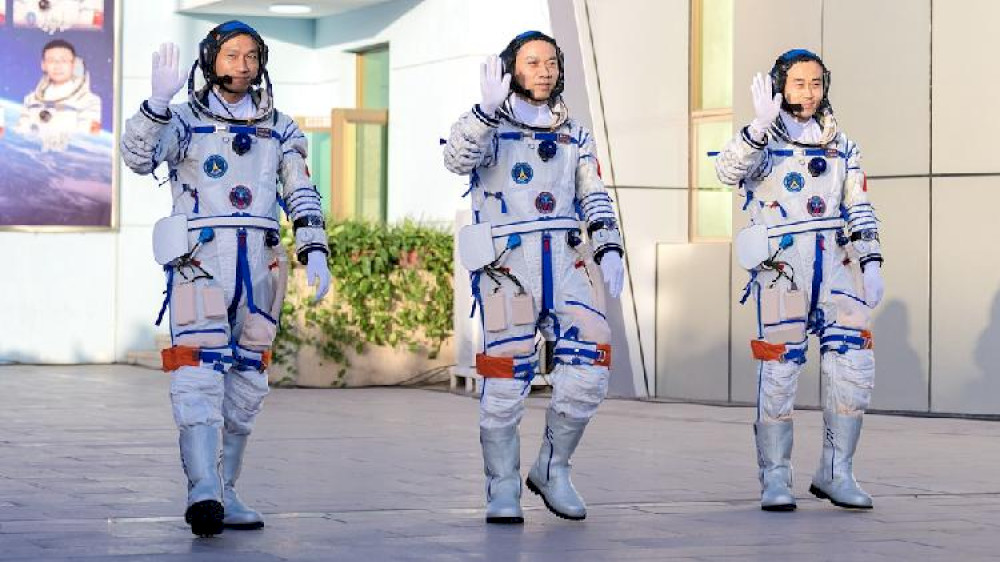 14244 tiongkok memberikan penghargaan kepada astronot misi shenzhou 17 dengan medali