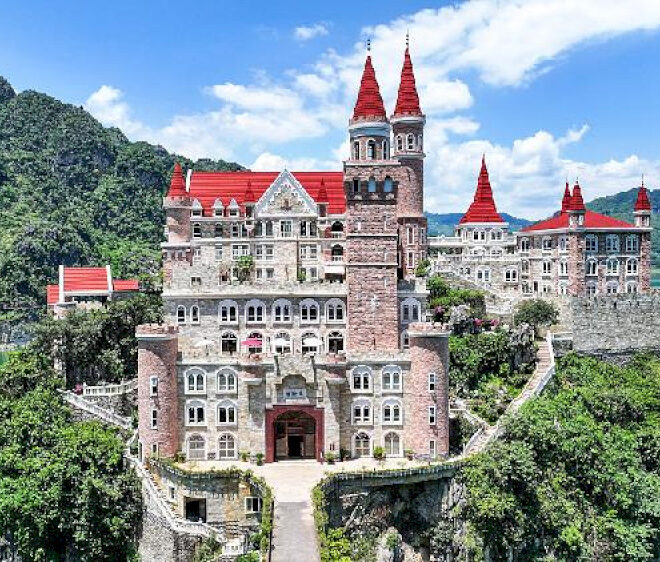 ‘Kastil Gotik’ di Guizhou menyerupai pemandangan negeri dongeng