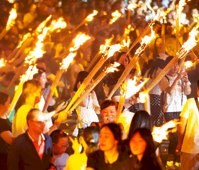 Bergabunglah dengan karnaval api: Festival Obor suku Yi