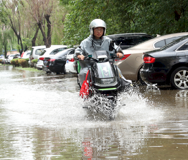 Beijing waspada tinggi terhadap hujan lebat, layanan kereta api dihentikan