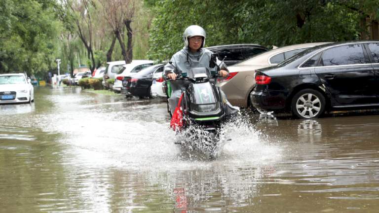 Beijing waspada tinggi terhadap hujan lebat, layanan kereta api dihentikan