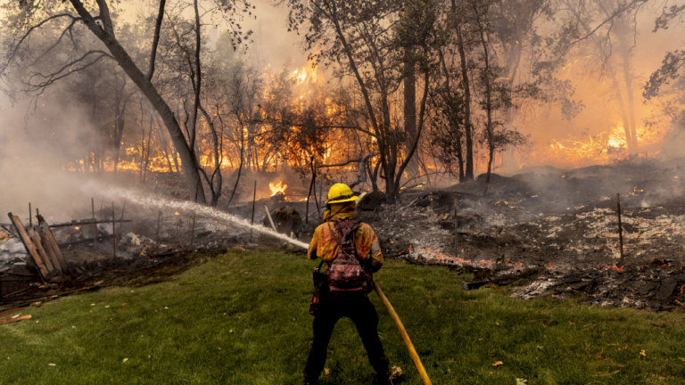 Kebakaran hutan terus melanda AS bagian barat di tengah kekeringan yang memecahkan rekor