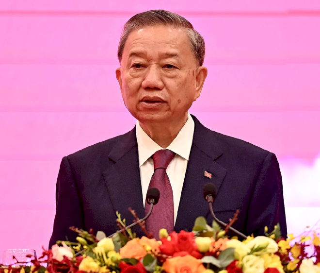 Xi mengucapkan selamat kepada To Lam atas terpilihnya dia sebagai ketua Partai Komunis Vietnam