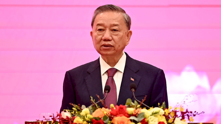 Xi mengucapkan selamat kepada To Lam atas terpilihnya dia sebagai ketua Partai Komunis Vietnam