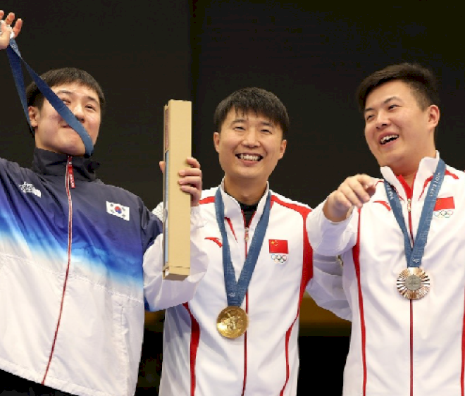 Li Yuehong memenangkan medali emas Olimpiade pertama Tiongkok untuk nomor pistol tembak cepat 25m putra