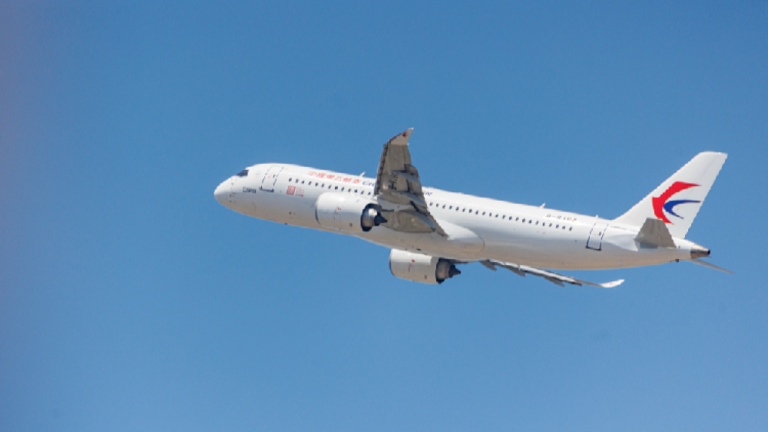 Pesawat C919 buatan dalam negeri China terbang pada rute reguler ke-5