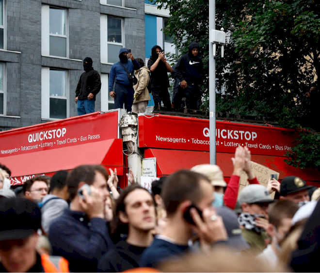 Mengapa Inggris terjerumus ke dalam kekerasan?