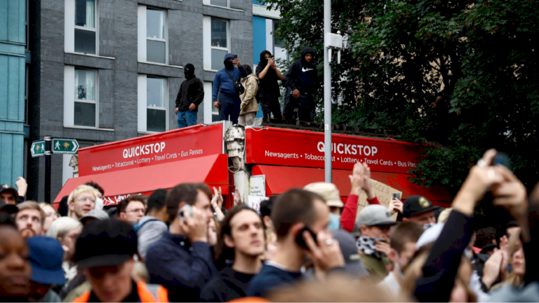 Mengapa Inggris terjerumus ke dalam kekerasan?