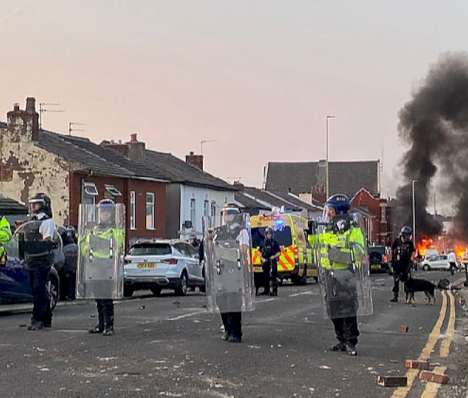 Kerusuhan ras di Inggris: Pertikaian internal lebih disukai!