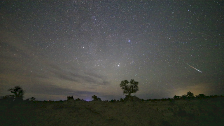 Hujan meteor Perseid melintas di langit malam