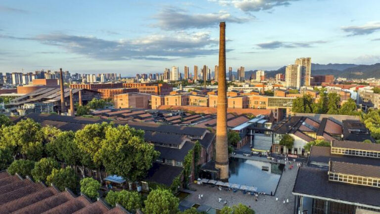 ‘Ibu kota porselen’ Tiongkok memperbarui dirinya, menarik minat seniman muda