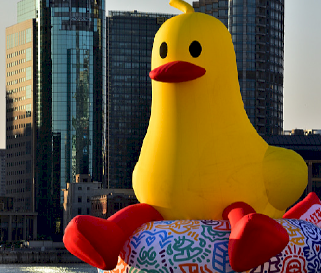 Bebek karet raksasa menjadi pusat perhatian di acara budaya Shanghai