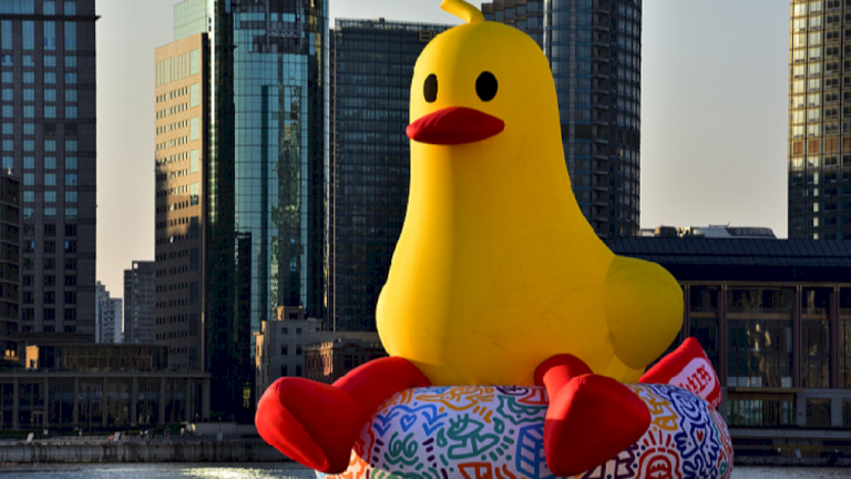 Bebek karet raksasa menjadi pusat perhatian di acara budaya Shanghai