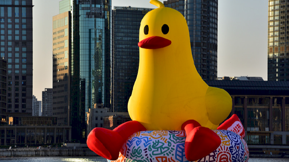 bebek-karet-raksasa-menjadi-pusat-perhatian-di-acara-budaya-shanghai