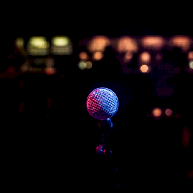 Dari Lelucon hingga Hiburan: Malam Mikrofon Terbuka Mingguan di Beijing