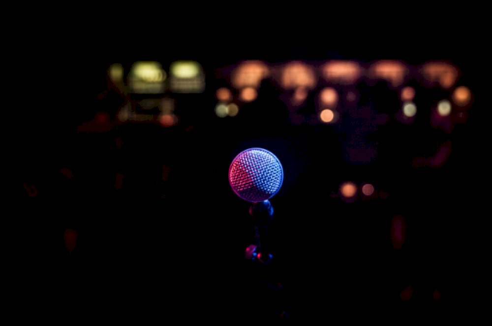 dari-lelucon-hingga-hiburan:-malam-mikrofon-terbuka-mingguan-di-beijing