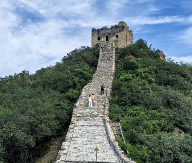 Jelajahi ketinggian Tembok Besar Simatai yang memusingkan