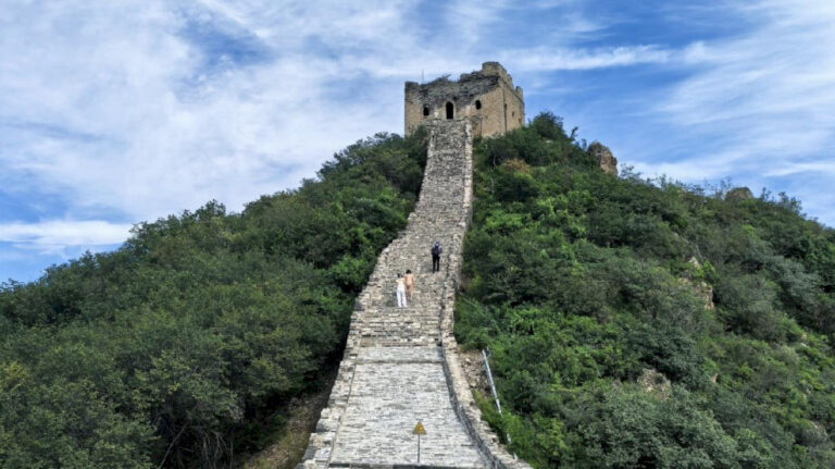 Jelajahi ketinggian Tembok Besar Simatai yang memusingkan