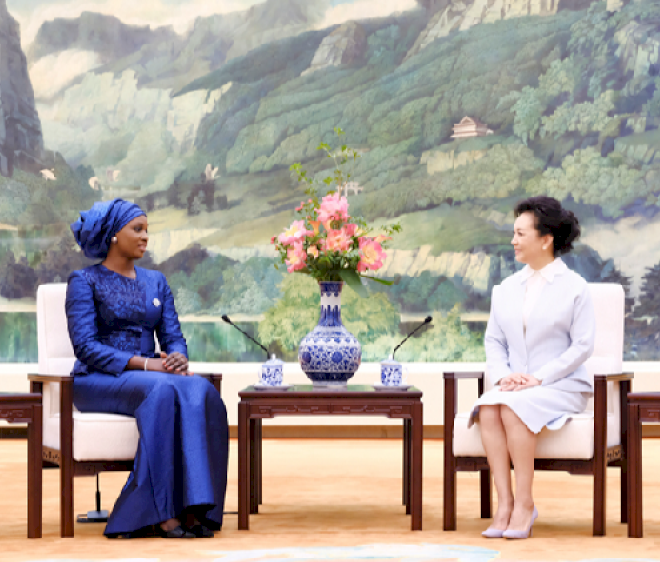 Peng Liyuan berbincang sambil minum teh dengan ibu negara Senegal