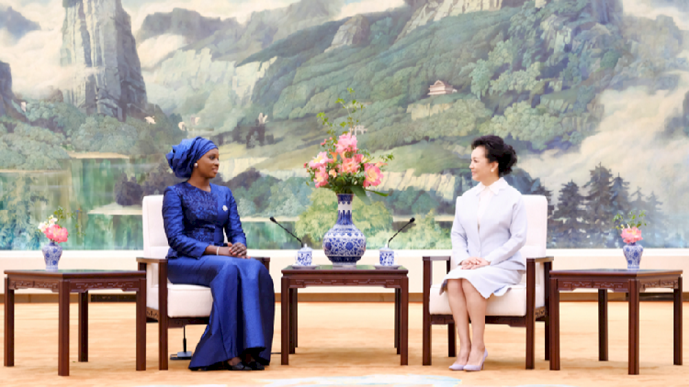 peng-liyuan-berbincang-sambil-minum-teh-dengan-ibu-negara-senegal