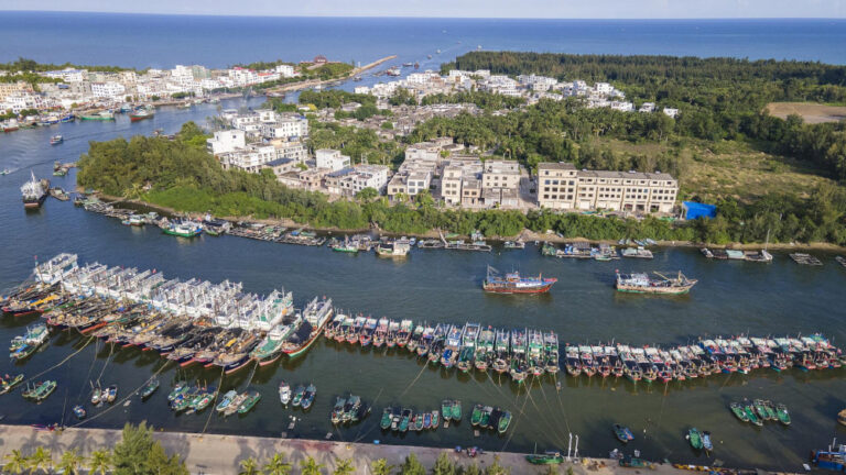 Hainan, Tiongkok, menghentikan layanan feri saat topan Yagi mendekat