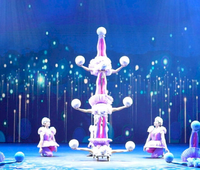 Akrobat Tiongkok tampil memukau di pertunjukan Festival Pertengahan Musim Gugur di Abu Dhabi