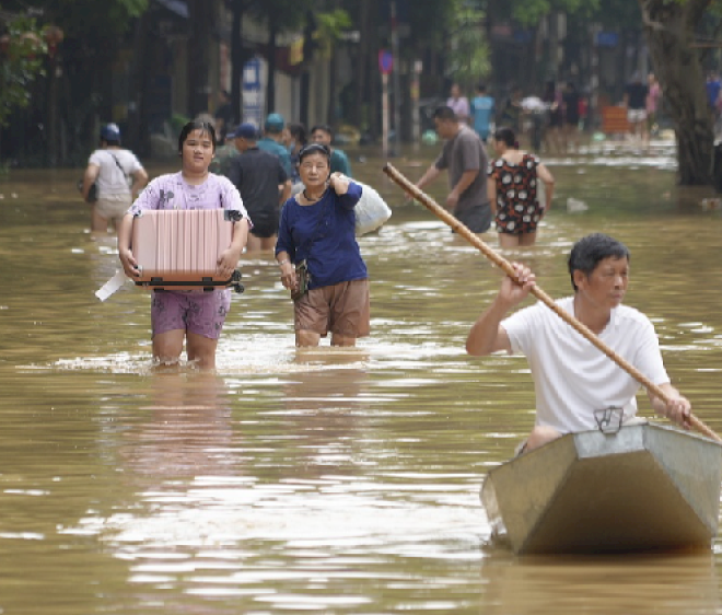 Beberapa wilayah Hanoi masih terendam banjir akibat tanah longsor yang melanda Vietnam Utara