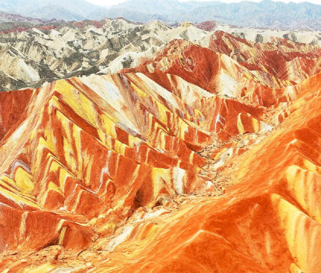 Bentang alam Danxia yang berwarna-warni tampak jelas setelah hujan