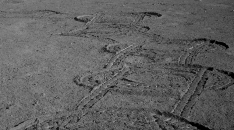 Penjelajah bulan Yutu-2 milik Tiongkok memancarkan kembali gambar dari sisi terjauh bulan