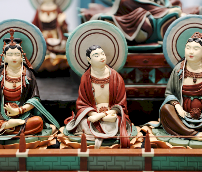 Patung adonan yang berwarna-warni meniru Mural Dunhuang