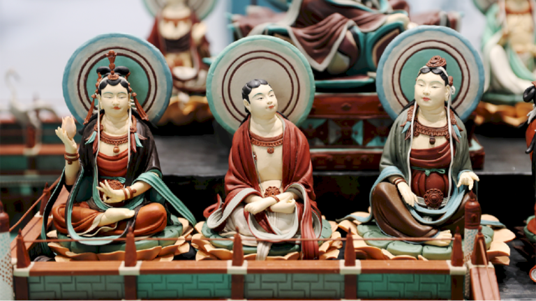 Patung adonan yang berwarna-warni meniru Mural Dunhuang