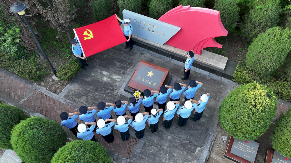 tiongkok-mengeluarkan-peraturan-yang-direvisi-untuk-memuji-pahlawan-yang-gugur