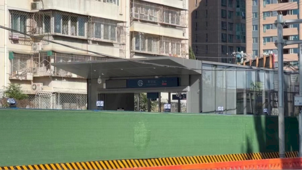 pembukaan-jalur-kereta-bawah-tanah-3,-12-inci-lebih-dekat-saat-pintu-masuk-stasiun-muncul