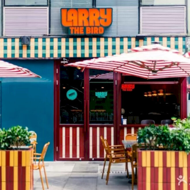 Larry si Burung Meninggalkan Sarang Sanlitun Minggu Ini