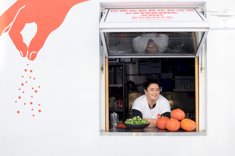 Koki Ekspatriat & Malo Australia Simone Thompson Akan Berangkat dari Tiongkok